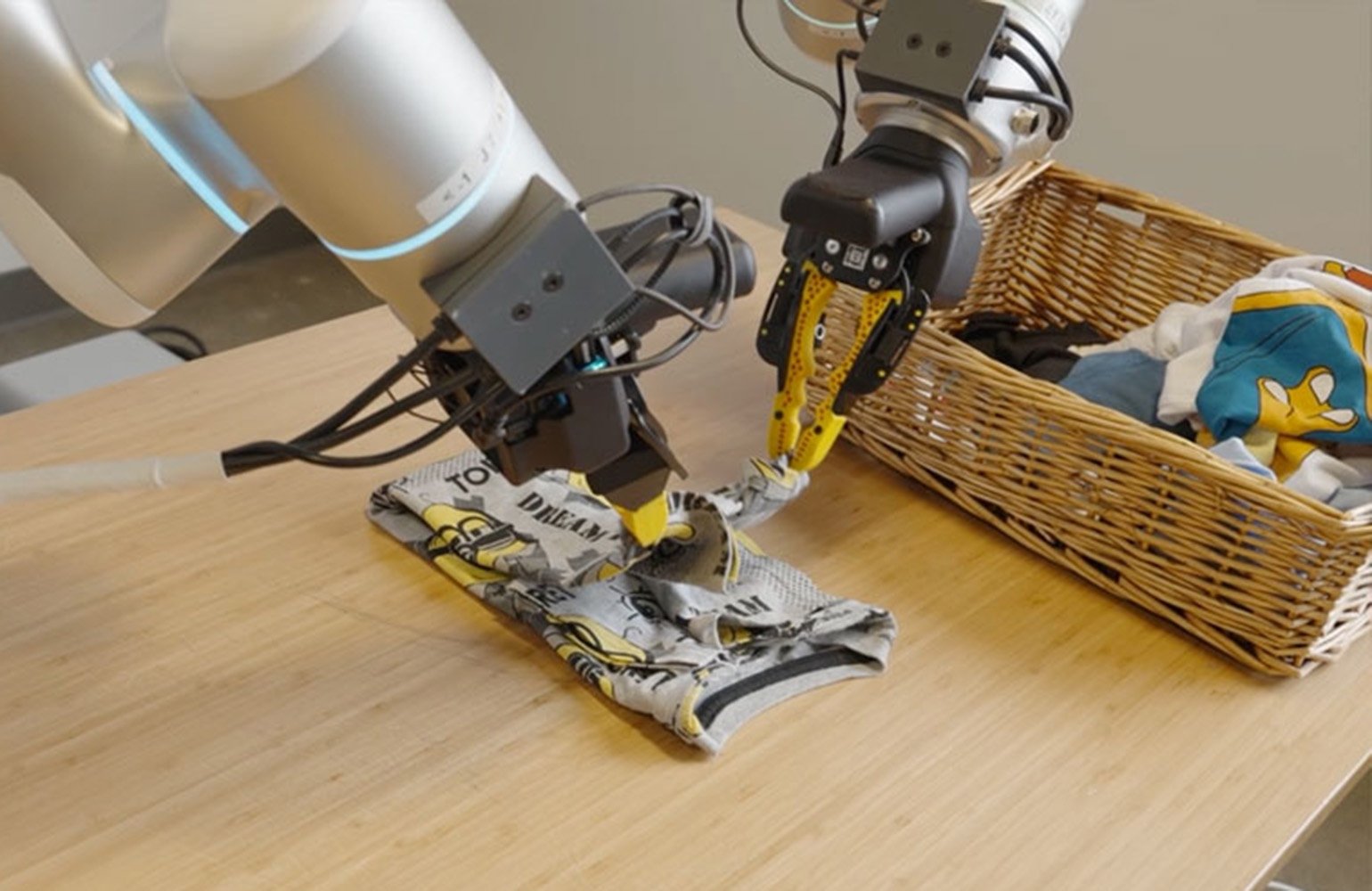 Un nou robot cu inteligență artificială, denumit GEN-1, promite să revoluționeze modul în care ne efectuăm sarcinile casnice, apropiindu-se de abilitățile unui om