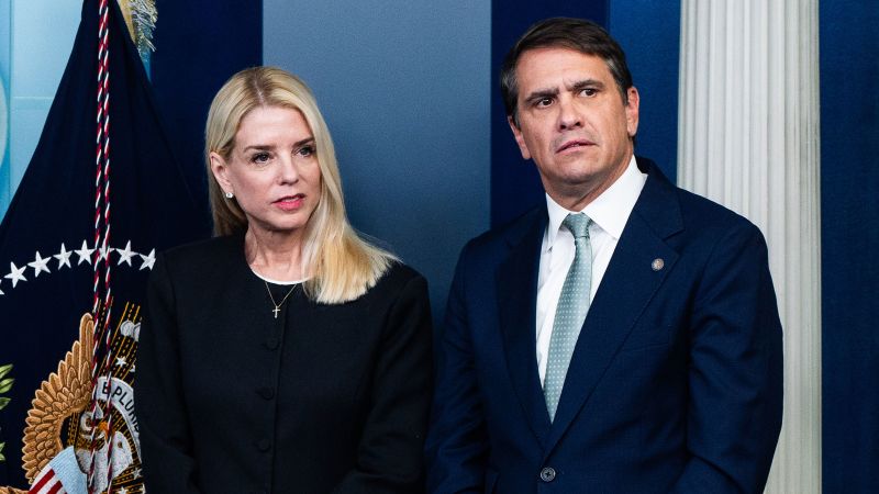 Președintele Donald Trump a anunțat oficial, marți, despărțirea de Pam Bondi, fostul procuror general al SUA, decizie care marchează o schimbare semnificativă în echipa sa de înalt nivel și intensifică speculațiile cu privire la direcția viitoare a administrației sale