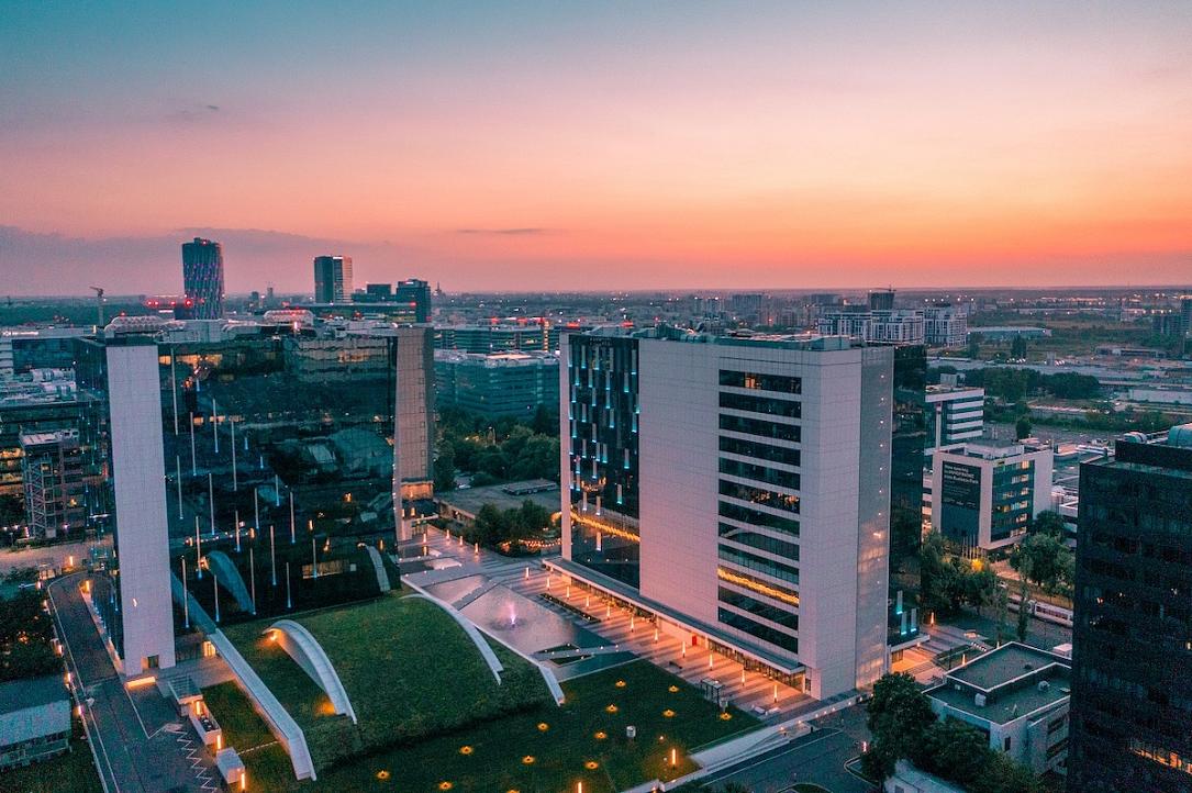 Lagardère Travel Retail își reînnoiește contractul de închiriere pentru sediul din Globalworth Campus Lagardère Travel Retail, un jucător important pe piața de retail de călătorie din România, a decis să își mențină sediul central în Globalworth Campus din București, reînnoind contractul de închiriere pentru o suprafață de 2.300 de metri pătrați