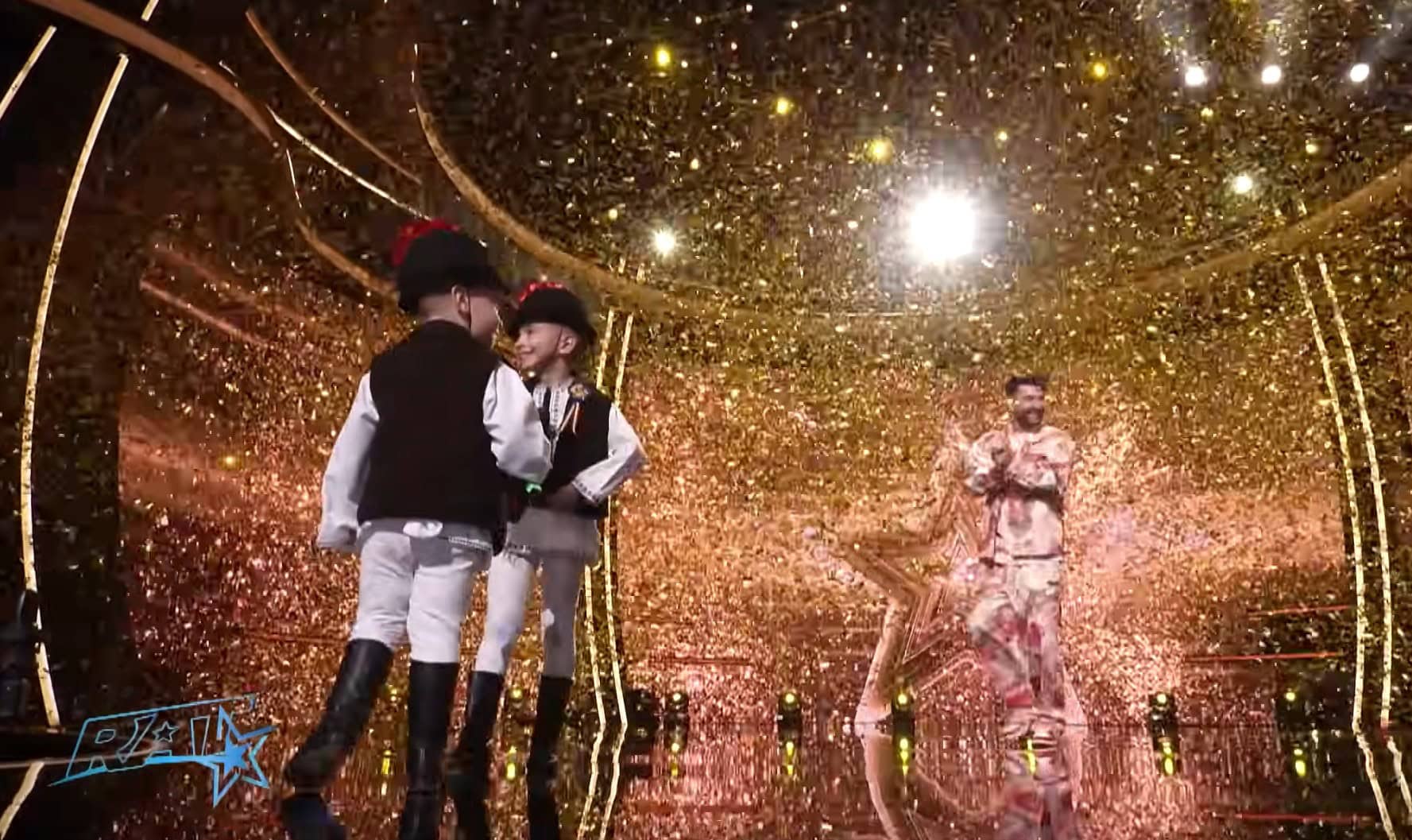 Doi frați, Eric și Eduard Radu, de 3, respectiv 7 ani, au reușit să impresioneze juriul și publicul de la „Românii au Talent” cu un moment de dans folcloric, obținând Golden Buzz-ul acordat de Pavel Bartoș