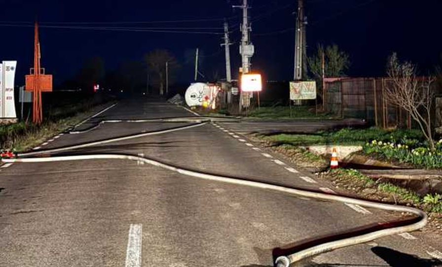 Trafic blocat pe DN 1D în Prahova după un accident grav, soldat cu evacuarea a zeci de persoane Un accident rutier grav s-a produs miercuri dimineața pe DN 1D, în județul Prahova, lucru care a determinat oprirea traficului pe ambele sensuri de mers