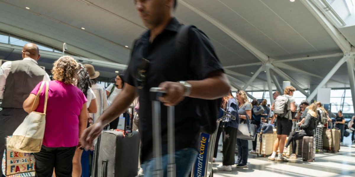 Haos în Europa: Cozi infernale la controlul pașapoartelor. Avioane goale