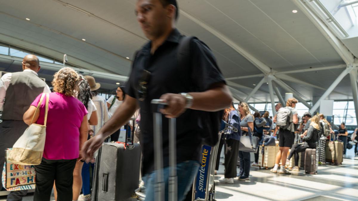 Haos în Europa: Cozi infernale la controlul pașapoartelor. Avioane goale