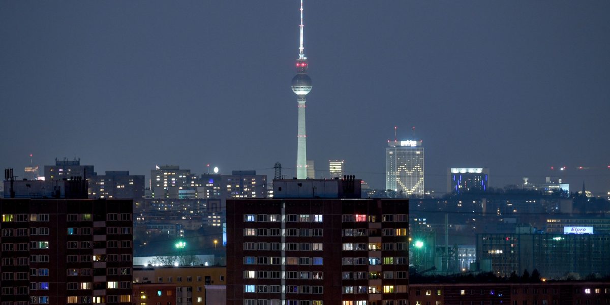 Lupta pentru viitorul Berlinului: ideea restricțiilor de trafic în centru a stârnit dispute aprinse Discuțiile privind interzicerea maşinilor în centrul Berlinului au escaladat, transformând orașul într-un teren de confruntare între susținătorii protecției mediului și cei care văd în mașină un simbol al identității germane