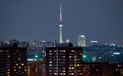 Lupta pentru viitorul Berlinului: ideea restricțiilor de trafic în centru a stârnit dispute aprinse Discuțiile privind interzicerea maşinilor în centrul Berlinului au escaladat, transformând orașul într-un teren de confruntare între susținătorii protecției mediului și cei care văd în mașină un simbol al identității germane