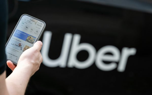 Uber pariază pe viitor: Investește masiv în robo-taxiuri, 10 miliarde de dolari