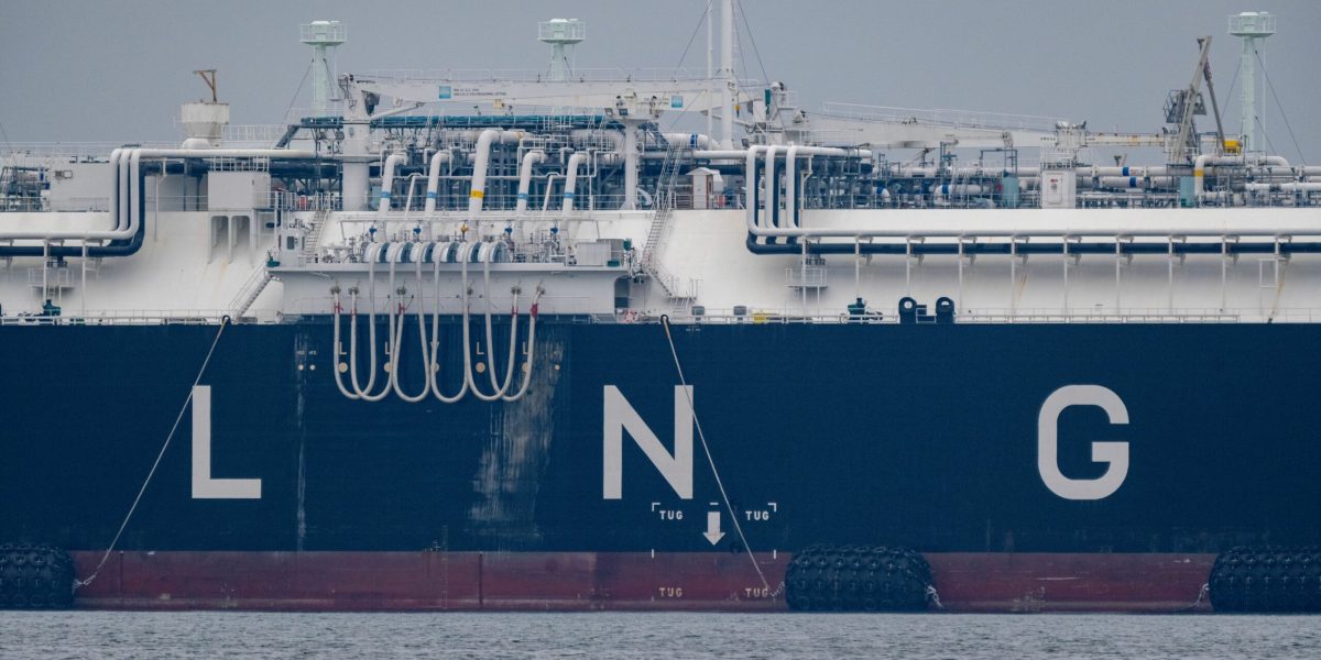 Statul român va prelua pachetul de acțiuni al BERD în Portul Giurgiulești, cu 75 de milioane de euro Bucureștiul va investi 75 de milioane de euro pentru a achiziționa 100% din acțiunile ICS Danube Logistics SRL, operațiune prin care statul român, prin Compania Națională Administrația Porturilor Maritime (CNAPM) Constanța, va prelua participația Băncii Europene pentru Reconstrucție și Dezvoltare (BERD) în Portul Internațional Liber Giurgiulești din Republica Moldova