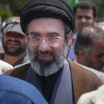 Răni grave la liderul iranian: Lovituri și la față, dar este conștient