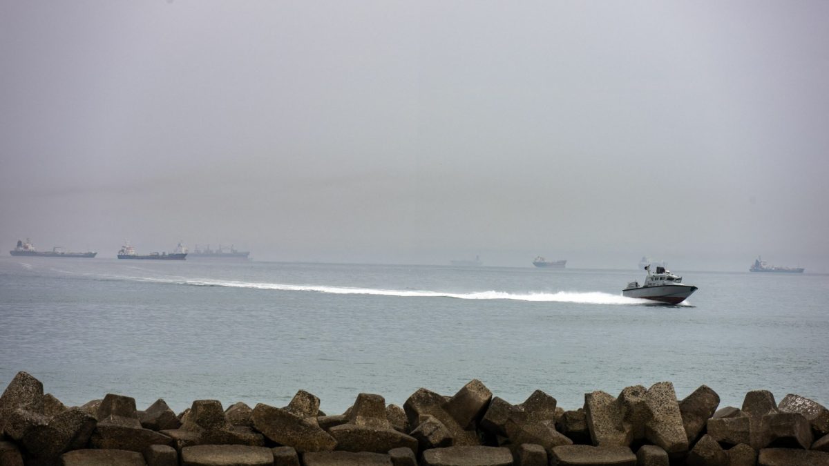 Iranul sfidează: Focuri de armă la strâmtoarea Ormuz, nave atacate