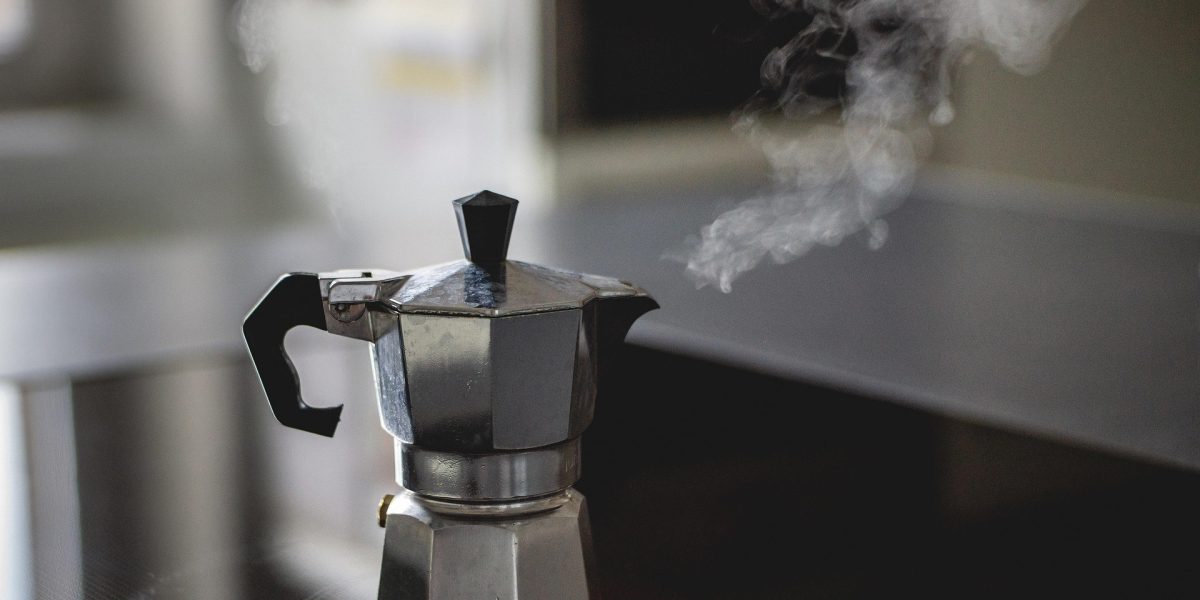 Cafeaua preparată la moka, un simbol al dimineților pentru mulți, poate dezamăgi adesea, transformându-se într-o licoare apoasă și lipsită de savoare