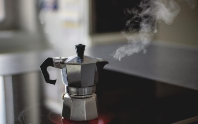 Cafeaua preparată la moka, un simbol al dimineților pentru mulți, poate dezamăgi adesea, transformându-se într-o licoare apoasă și lipsită de savoare