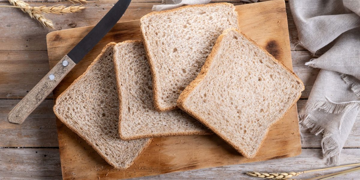 Chimiștii au realizat recent o descoperire care ar putea avea un impact major asupra industriei energetice și a mediului înconjurător: producerea de hidrogen din firimituri provenite din risipa alimentară