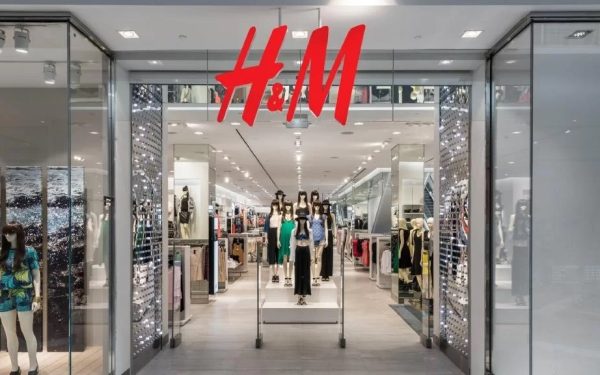 H&M, lovită de criză: 160 de magazine închise! Și România e afectată