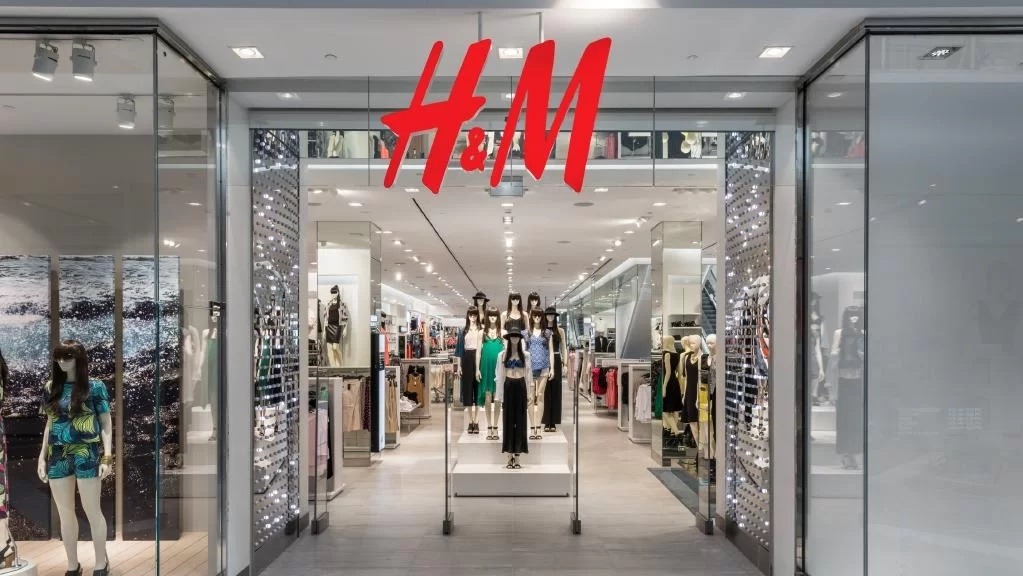 H&M, lovită de criză: 160 de magazine închise! Și România e afectată