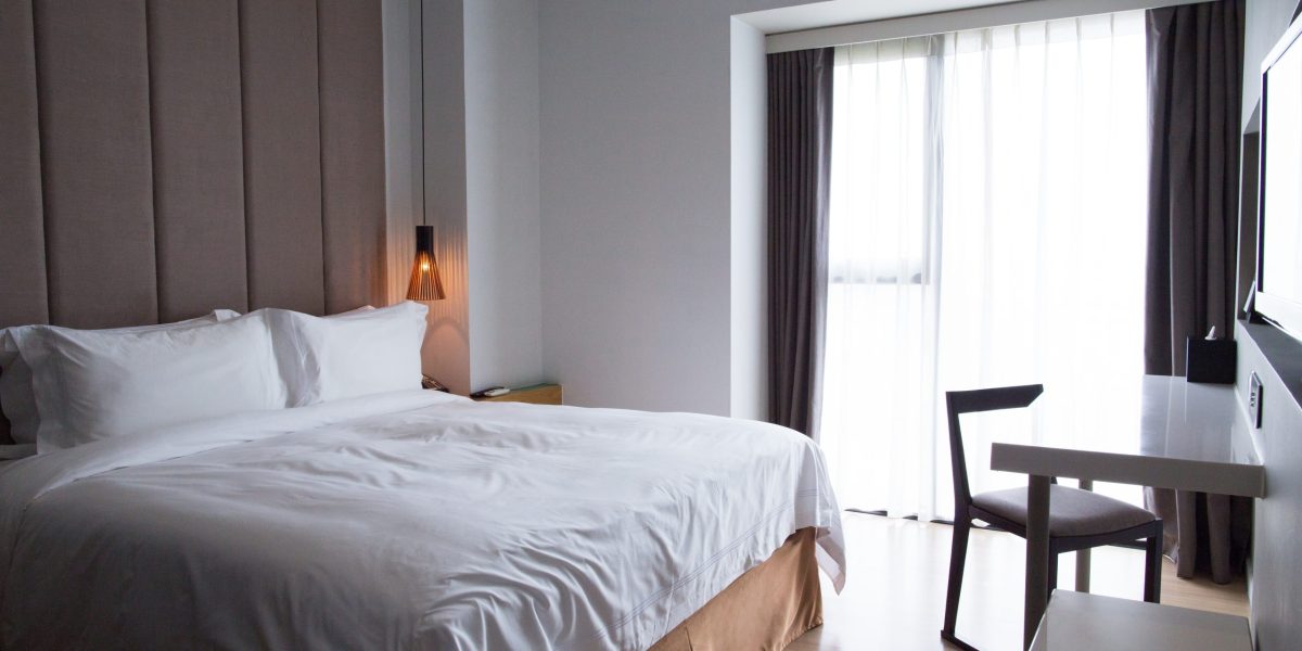 Când rezervi o cameră de hotel, verificarea rapidă a ei poate face diferența între un sejur plăcut și o experiență neplăcută