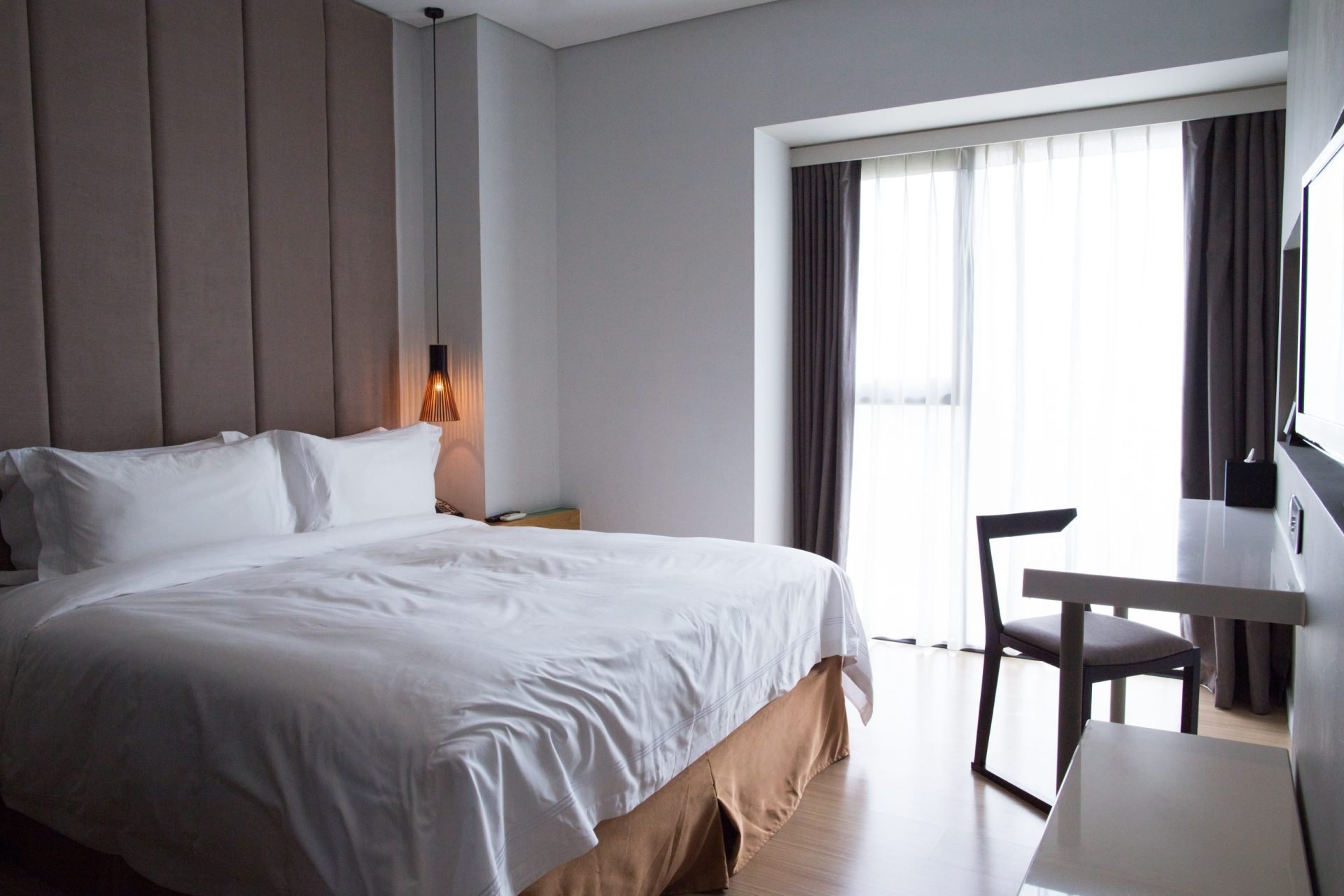 Când rezervi o cameră de hotel, verificarea rapidă a ei poate face diferența între un sejur plăcut și o experiență neplăcută