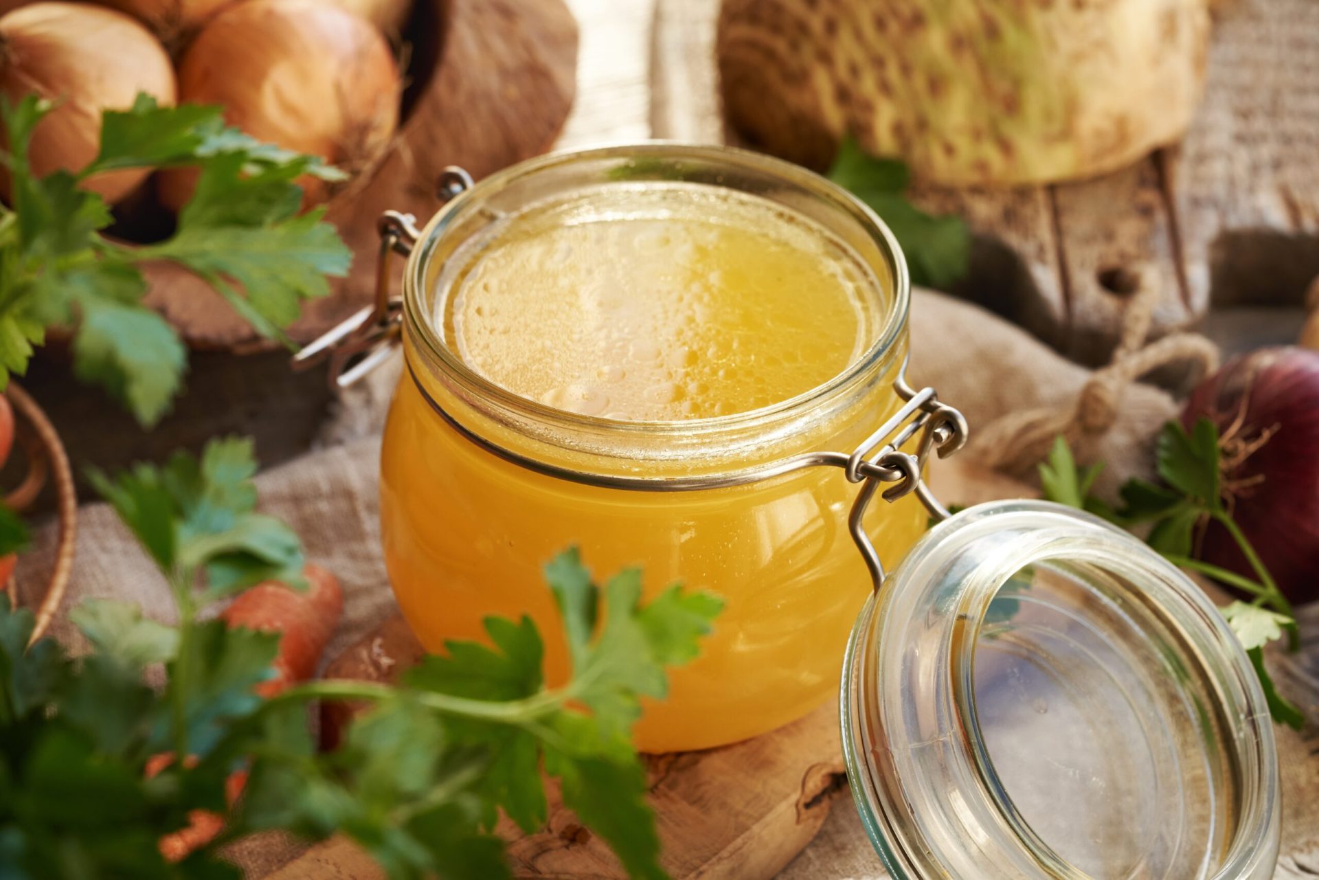 Supe, ciorbe și povești: De ce zeama caldă e-n ADN-ul fiecărei culturi