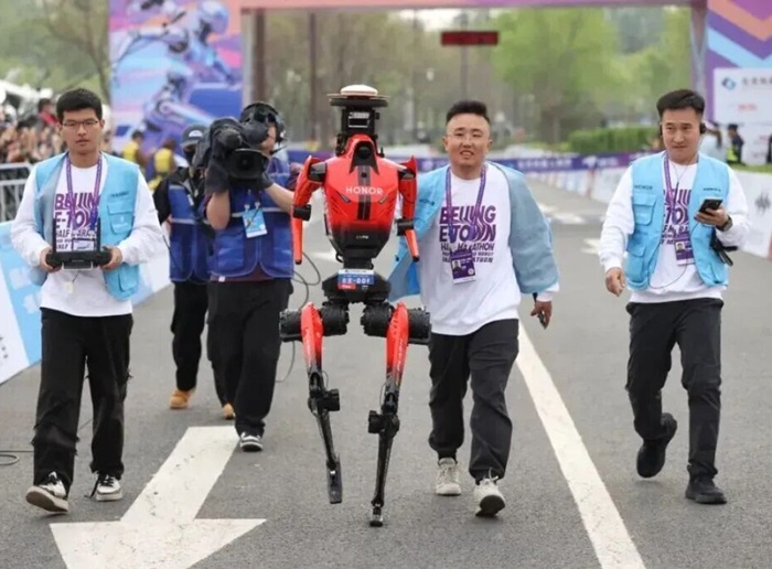 Robotul alergător a zdrobit recordul uman la semimaratonul din Beijing (VIDEO)