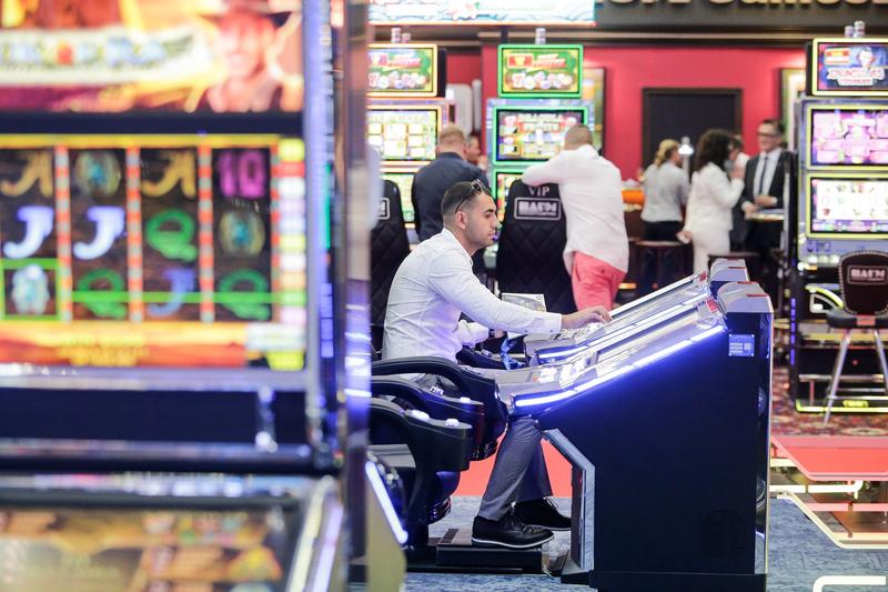 Primăria Caracal alege o abordare diferită față de alte municipalități în ceea ce privește sălile de jocuri de noroc, intenționând să le permită funcționarea, dar cu restricții suplimentare