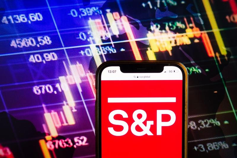 Agenția de evaluare financiară S&P Global Ratings a reconfirmat vineri ratingurile pentru datoria pe termen lung și scurt a României, menținând nivelul „BBB minus/A-3”, cu o perspectivă negativă