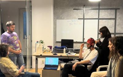 Un startup românesc promite un somn mai bun, nu doar monitorizare prin ceas inteligent Un nou startup din România, WakeZ, dezvoltat de un medic, își propune să revoluționeze modul în care ne raportăm la somn