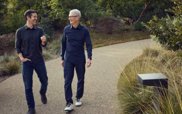 Apple, șocat: CEO-ul care a dus compania la 4.000 mld $ se retrage