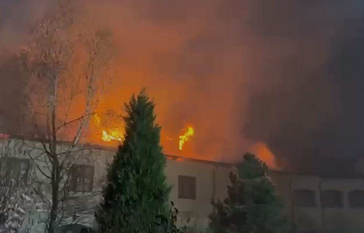 Incendiu devastator la Mănăstirea Bistrița din Vâlcea, zece autospeciale au intervenit