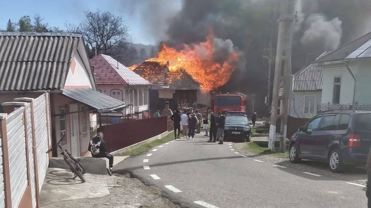 Incendiu puternic la Soveja, Vrancea: 11 case de lemn, mistuite de flăcări