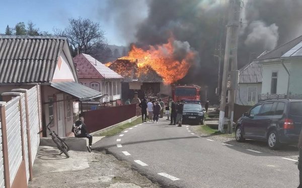 Incendiu puternic la Soveja, Vrancea: 11 case de lemn, mistuite de flăcări