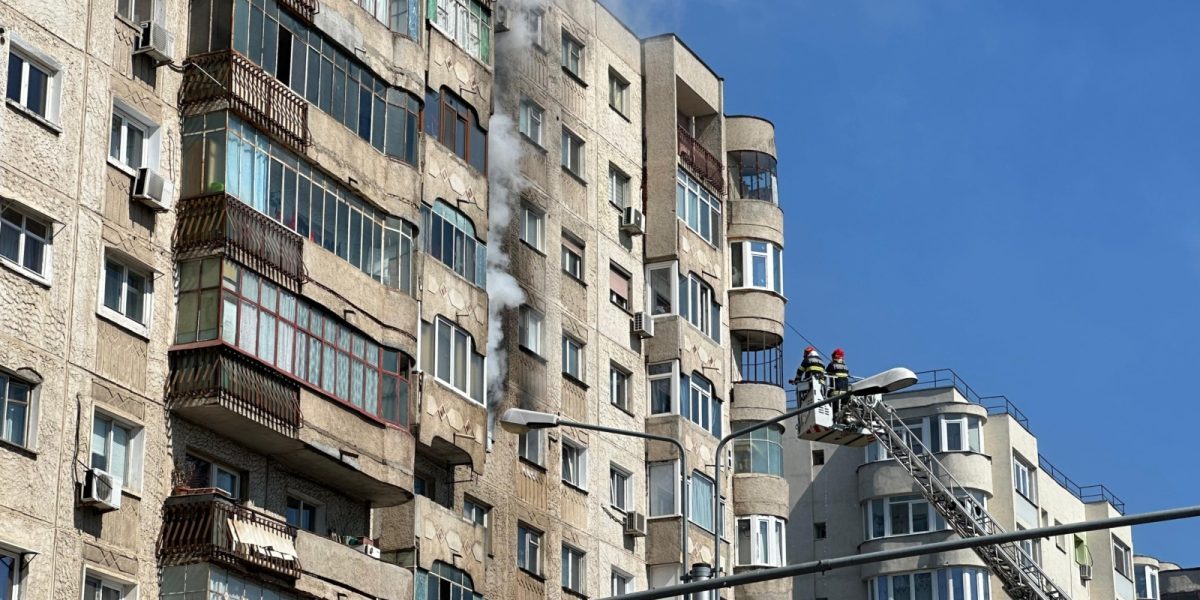 O femeie de 39 de ani a fost reținută pentru 24 de ore, fiind acuzată de incendierea unui bloc din Sectorul 2 al Capitalei, eveniment soldat cu decesul unei victime