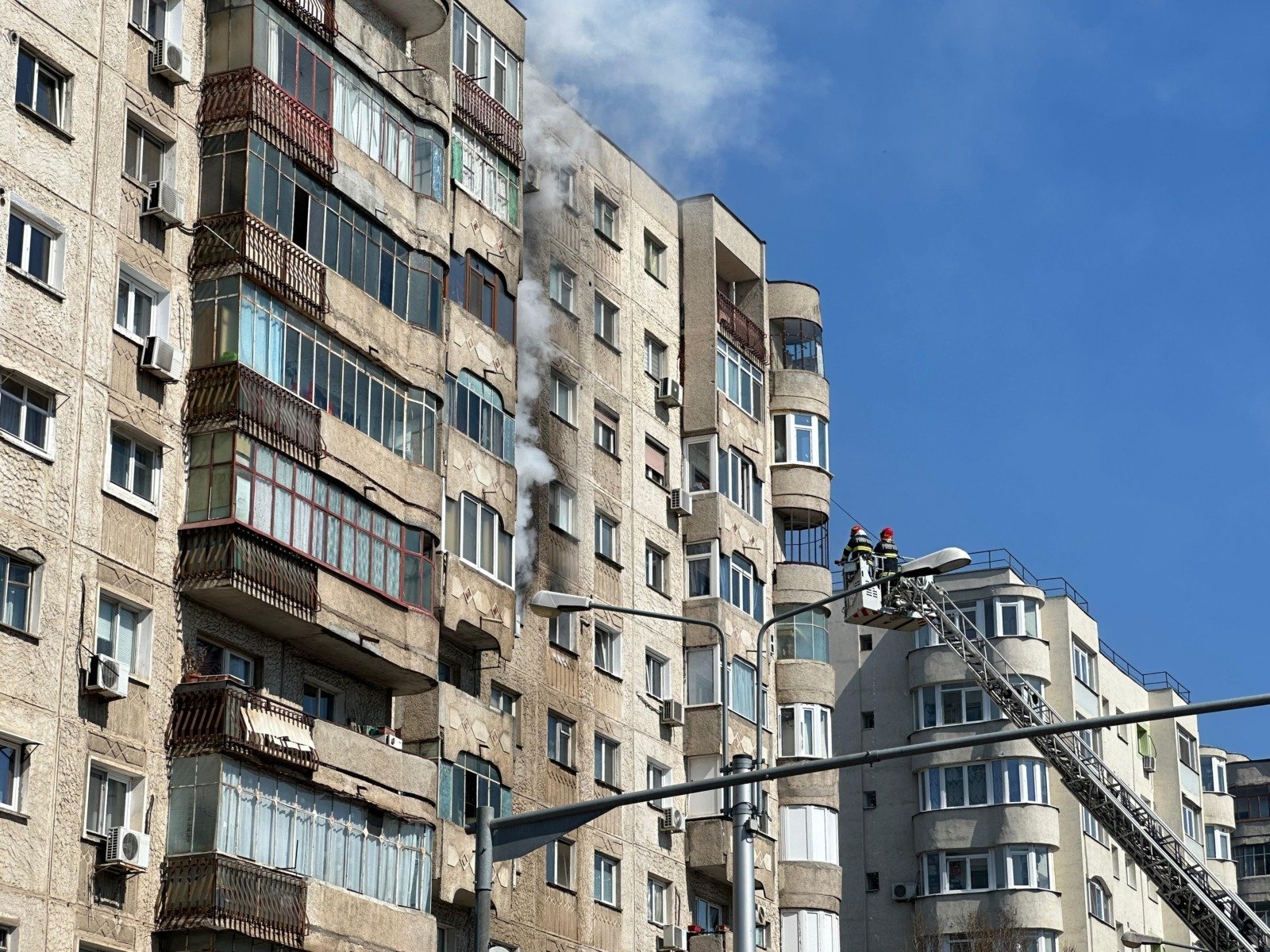 O femeie de 39 de ani a fost reținută pentru 24 de ore, fiind acuzată de incendierea unui bloc din Sectorul 2 al Capitalei, eveniment soldat cu decesul unei victime