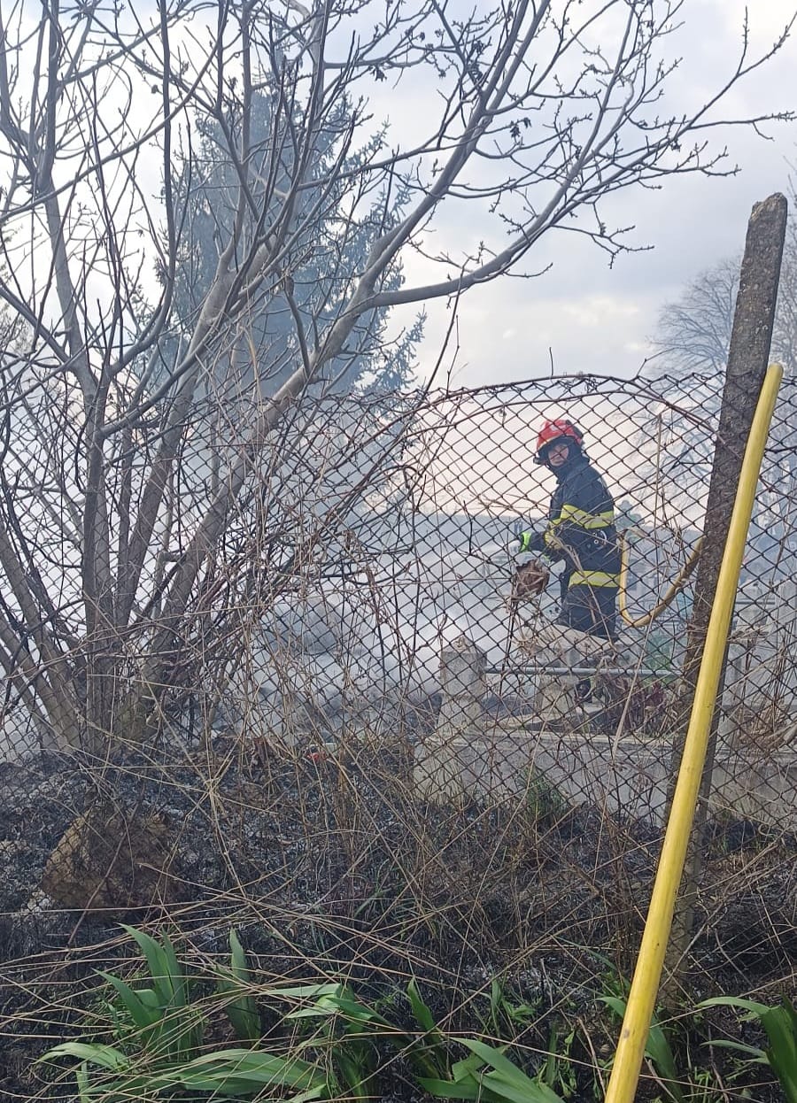 Incendiu devastator într-un cimitir din Botoșani: Flăcările au pornit de la o lumânare