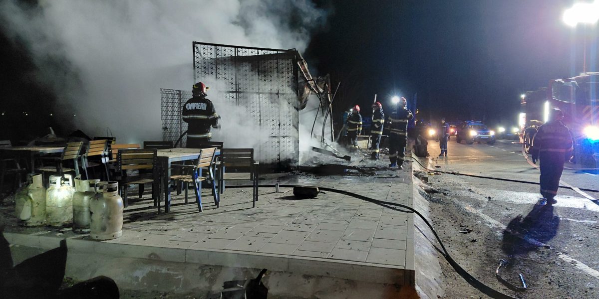 Incendiu violent la un fast-food din Cluj, în miez de noapte