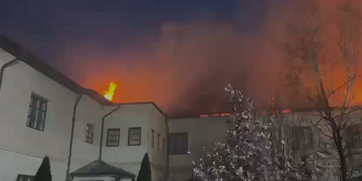 Foc de proporții la Mănăstirea Bistrița: 10 autospeciale luptă cu flăcările