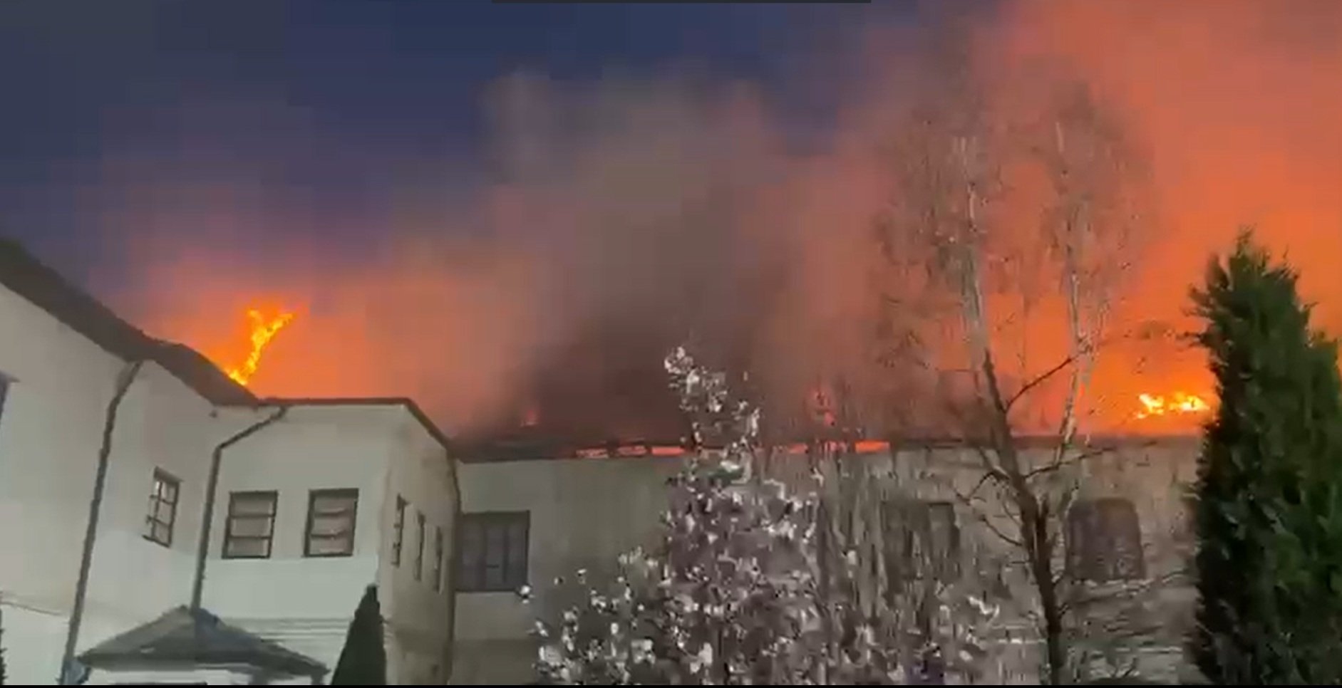Incendiu puternic la Mănăstirea Bistrița: 10 autospeciale intervin în Vâlcea
