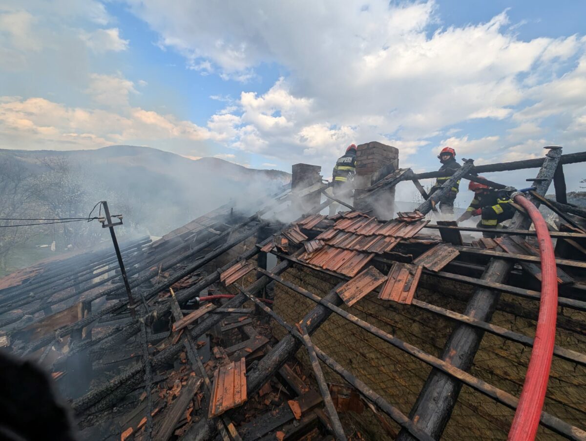 Incendiu în Nehoiu: Proprietarul, REANIMAT de pompieri, era în stop cardio-respirator