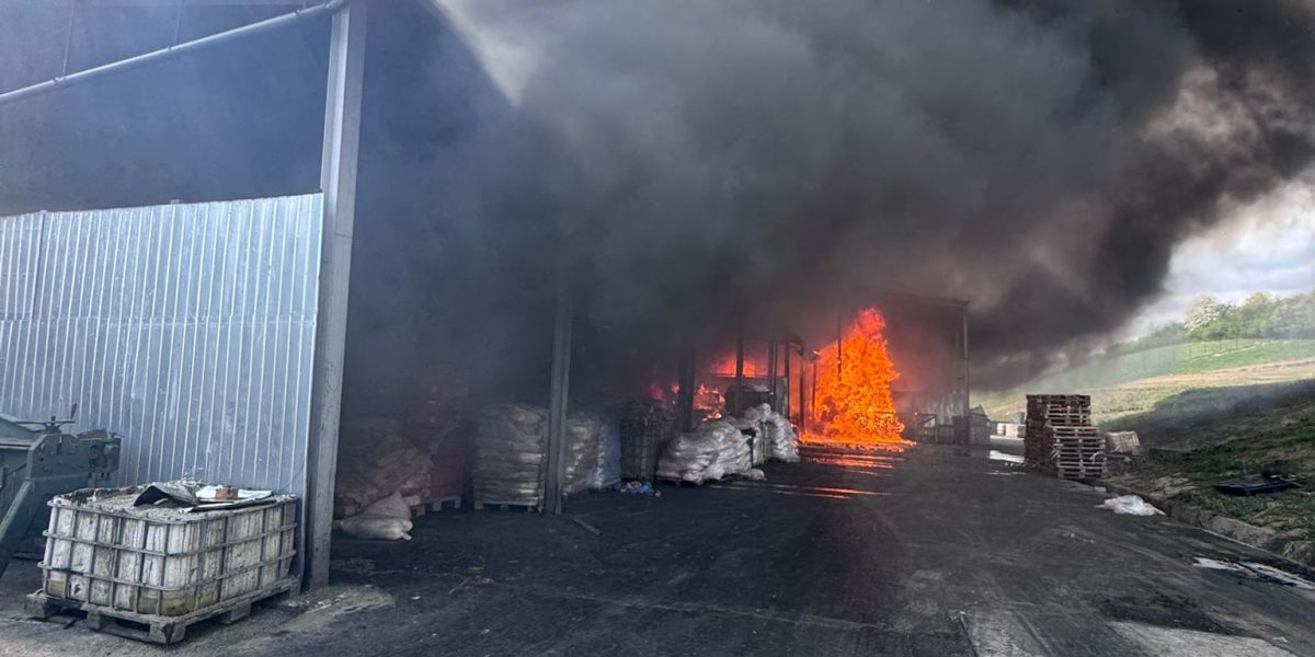 Incendiu uriaș la o hală din Sălaj: Fum dens, Ro-Alert emis