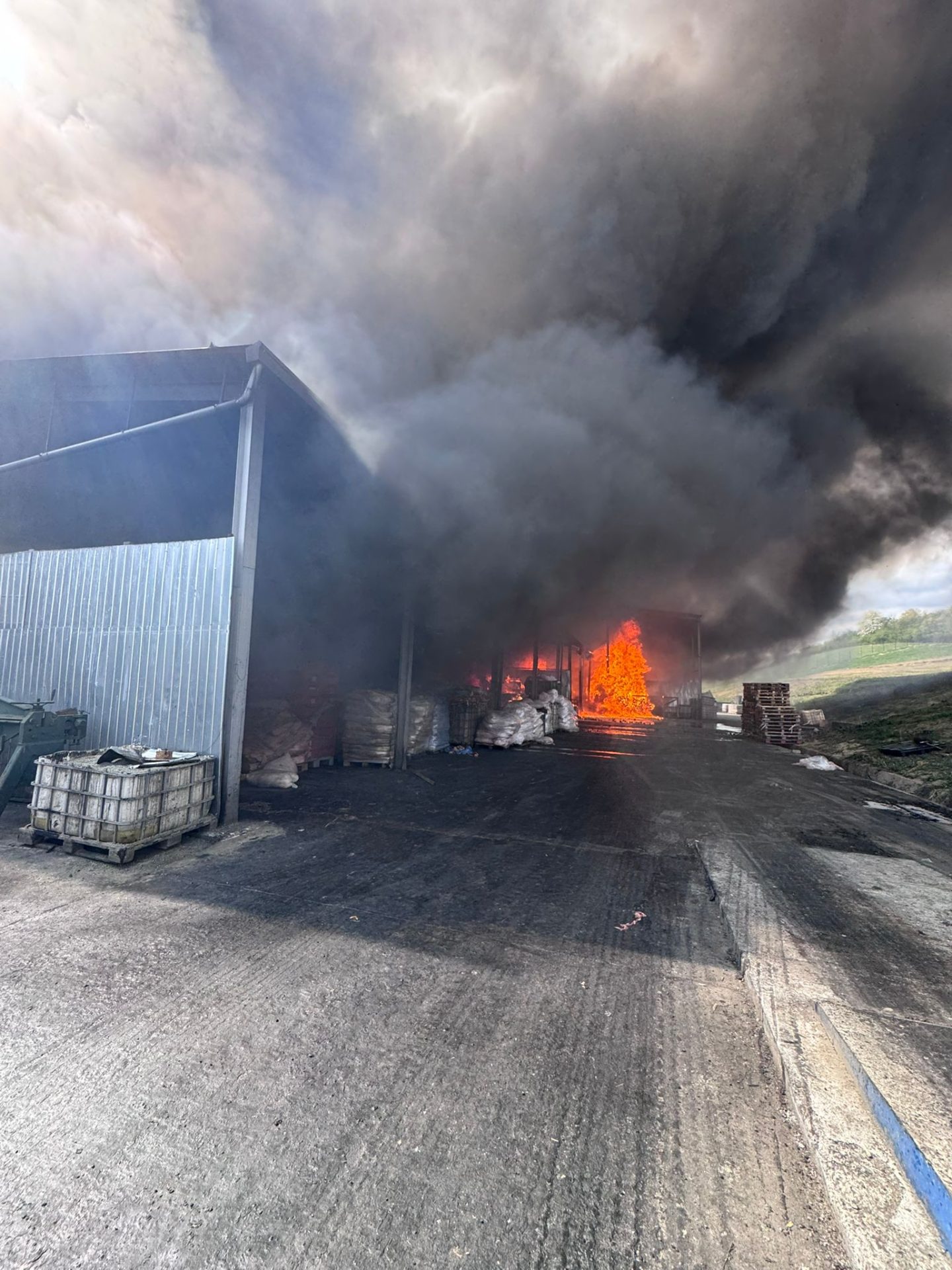 Incendiu uriaș la o hală din Sălaj: Fum dens, Ro-Alert emis