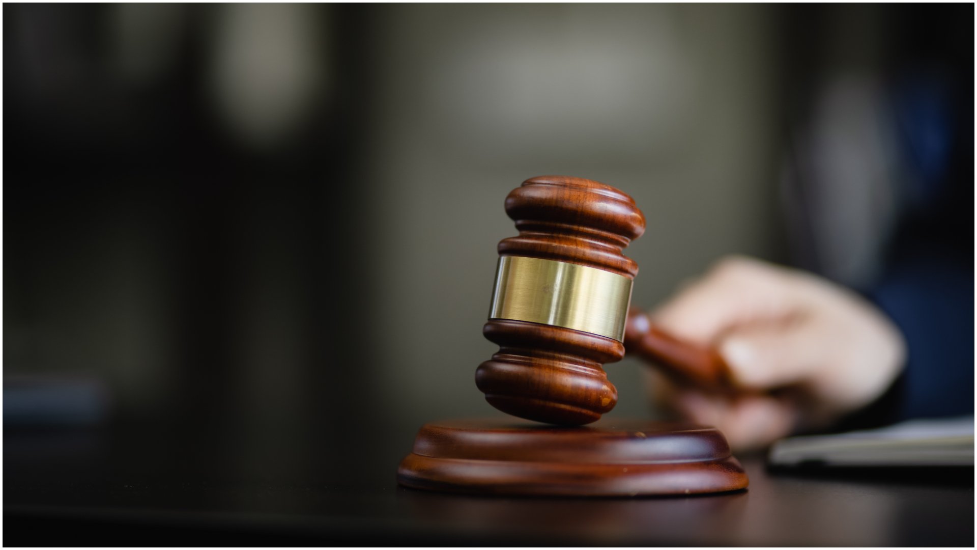 DNA Pitești a trimis în judecată mai mulți funcționari publici și firme într-un dosar de fraudă privind achiziția de clădiri Procurorii Direcției Naționale Anticorupție (DNA) Pitești au trimis în judecată directoarea DGASPC Argeș, Eftime Tatiana, adjuncta acesteia, Gogoașe Adela, vicepreședintele Consiliului Județean Argeș, Nicolaescu Marius-Florinel, și arhitectul șef al orașului Ștefănești, Neagu Adrian