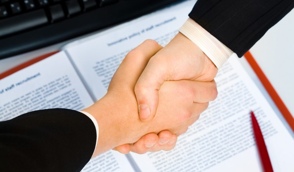 Piața M&A din România în primul trimestru al anului 2026 înregistrează cele mai ridicate cifre din ultimii ani Piața de fuziuni și achiziții din România a consemnat în primele trei luni ale anului 2026 un record istoric, cu o valoare totală a tranzacțiilor care depășește cu mult cifrele din perioada similară a anului precedent