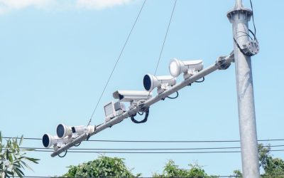 Mii de orașe din Statele Unite folosesc de ani buni cititoare automate de numere de înmatriculare, însă noile sistemele integrate cu inteligență artificială ridică semne serioase de întrebare cu privire la libertățile civile și drepturile individuale