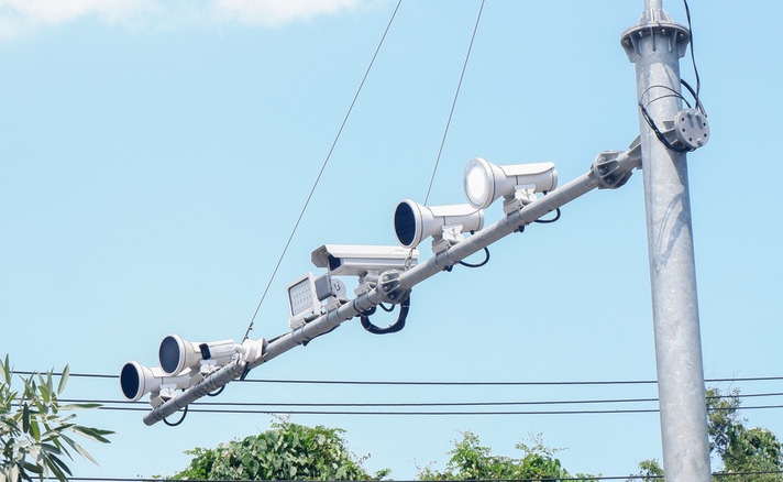 Mii de orașe din Statele Unite folosesc de ani buni cititoare automate de numere de înmatriculare, însă noile sistemele integrate cu inteligență artificială ridică semne serioase de întrebare cu privire la libertățile civile și drepturile individuale