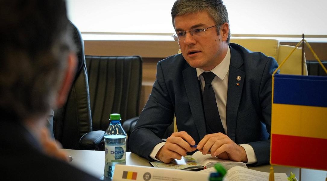 IRINEU DARĂU anunță simplificarea procedurilor pentru muncitorii străini Ministrul Economiei, IRINEU DARĂU, a anunțat o schimbare majoră în privința procedurilor prin care muncitorii străini vin și muncesc în România