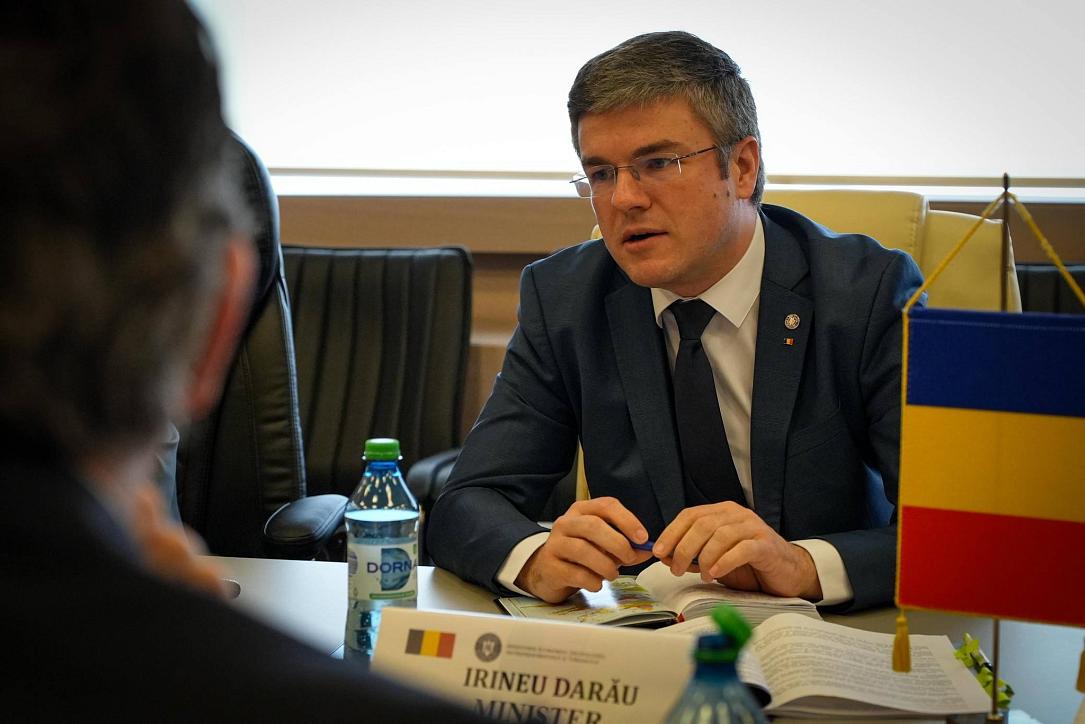 IRINEU DARĂU anunță simplificarea procedurilor pentru muncitorii străini Ministrul Economiei, IRINEU DARĂU, a anunțat o schimbare majoră în privința procedurilor prin care muncitorii străini vin și muncesc în România