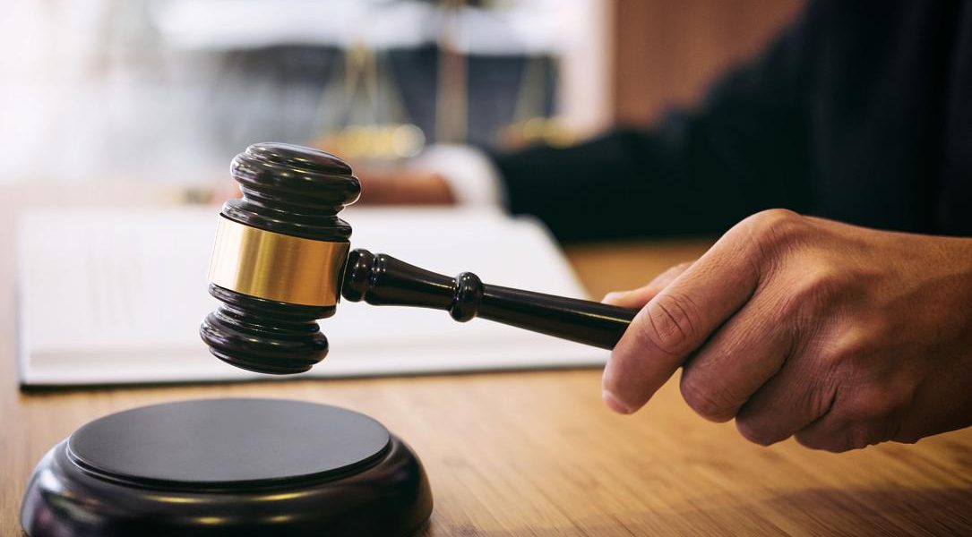 Trei bărbați români trimisi în judecată pentru viol în timpul taberei AUR din 2023