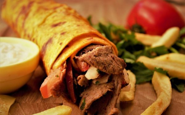 Bărbat, jecmănit: Kebab de 1.700 de euro plătit! Scandal în România