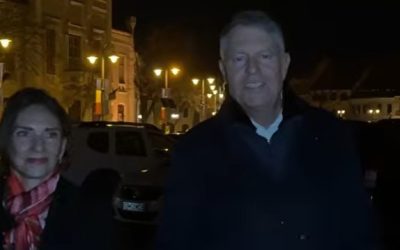 Fostul președinte Klaus Iohannis împreună cu soția sa, Carmen, au participat în noaptea de Înviere la slujba de la Biserica romano-catolică „Sfânta Treime” din Sibiu