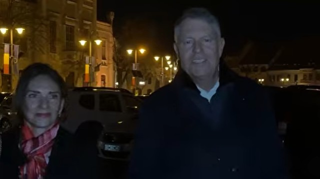 Fostul președinte Klaus Iohannis împreună cu soția sa, Carmen, au participat în noaptea de Înviere la slujba de la Biserica romano-catolică „Sfânta Treime” din Sibiu
