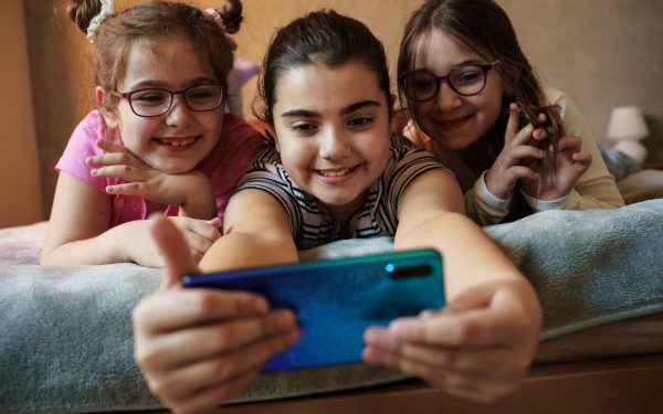 Canada: Interzicerea rețelelor sociale pentru minori, pe model european