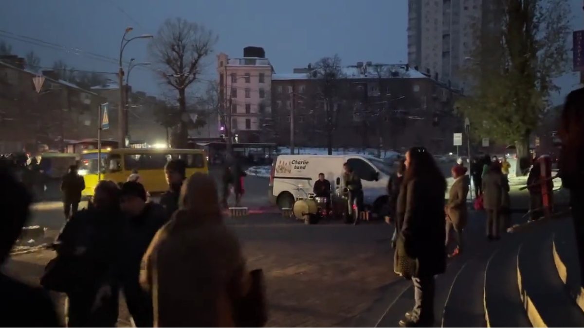 Atentat terorist la Kiev: Focuri de armă și ostatici, victime pe stradă